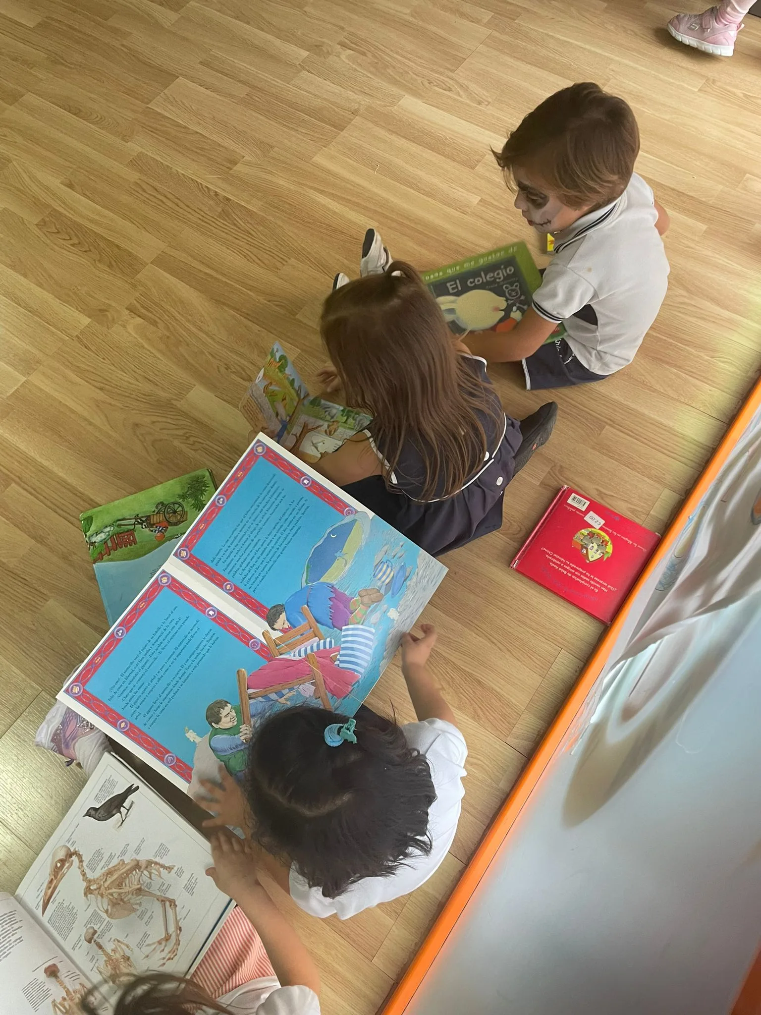 Niños leyendo en un aula de Escuelas Infantil Lápices