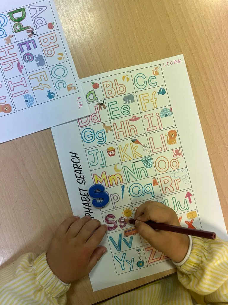 Niño practicando las letras en inglés en Escuelas Infantil Lápices